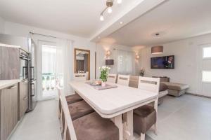 Kuchyňa alebo kuchynka v ubytovaní Holiday home in Sukosan - Zadar Riviera 40456
