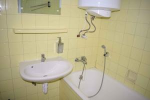 uma casa de banho com um lavatório e um chuveiro em Holiday home in Siofok - Balaton 40757 em Siófok