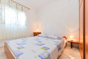 um quarto com uma cama grande e uma janela em Apartments in Razanac - Zadar Riviera 41401 em Ražanac