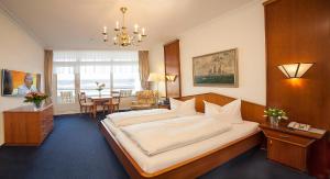 Postel nebo postele na pokoji v ubytování Strandhotel Monbijou GmbH garni