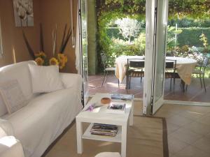 un soggiorno con divano bianco e tavolo di Holiday home in Pacengo - Gardasee 21959 a Ronchi
