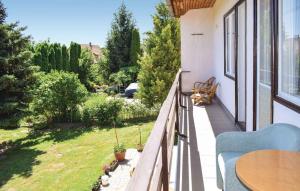 balkon ze stołem, krzesłami i dziedzińcem w obiekcie Holiday home in Siofok - Balaton 40758 w Siófoku
