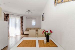 Fotografie z fotogalerie ubytování Apartments in Vir - Insel Vir 41292 v destinaci Vir