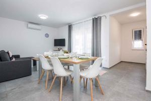Fotografie z fotogalerie ubytování Apartments in Vir - Insel Vir 41247 v destinaci Vir