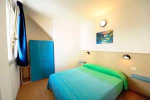 een slaapkamer met een bed en een blauwe kast bij Camping Bella Italia in Peschiera del Garda - Gardasee in Peschiera del Garda