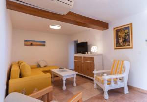 uma sala de estar com um sofá e uma mesa em Apartments in Zadar - Zadar Riviera 40411 em Zadar