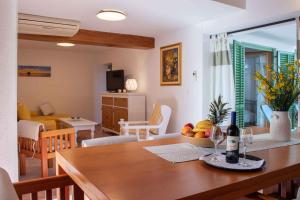 uma sala de jantar e sala de estar com mesa e cadeiras em Apartments in Zadar - Zadar Riviera 40411 em Zadar