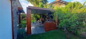 una casa con una extensión de cristal a un patio en Casa en Algarrobo, en Algarrobo