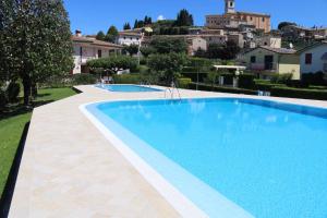 duży basen przed budynkiem w obiekcie Apartment in Bardolino - Gardasee 39739 w mieście Bardolino