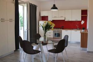 A kitchen or kitchenette at Apartment in Lazise - Gardasee 40490