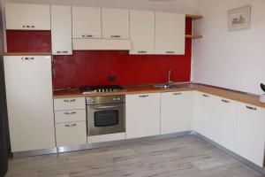 A kitchen or kitchenette at Apartment in Lazise - Gardasee 40490
