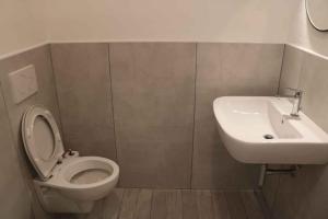 A bathroom at Apartment in Lazise - Gardasee 40490
