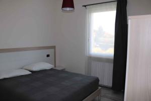 A bed or beds in a room at Apartment in Lazise - Gardasee 40490