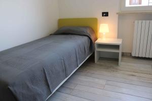 A bed or beds in a room at Apartment in Lazise - Gardasee 40490 Még 23 kép