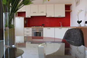 A kitchen or kitchenette at Apartment in Lazise - Gardasee 40490