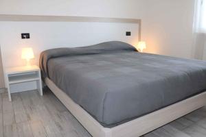 A bed or beds in a room at Apartment in Lazise - Gardasee 40490