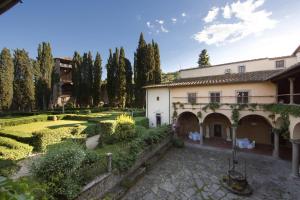 uma casa com um jardim em frente em Villa Casagrande Resort e SPA em Figline Valdarno