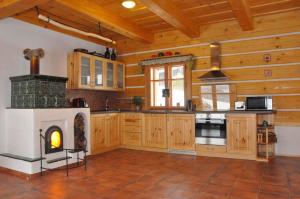 een grote keuken met een fornuis in een kamer bij Holiday home in Zahori u Semil - Isergebirge 38483 
