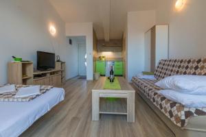Postel nebo postele na pokoji v ubytování Apartments in Crikvenica 41207