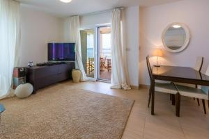 Televízia a/alebo spoločenská miestnosť v ubytovaní Apartments in Dramalj 41208