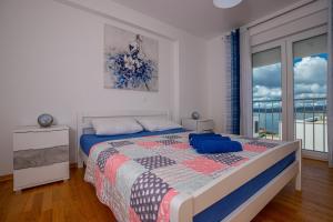 um quarto com uma cama e uma janela em Apartments in Crikvenica 41205 em Crikvenica