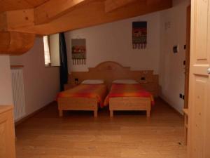 1 Schlafzimmer mit 2 Betten in einem Zimmer in der Unterkunft Apartment in NOVELLA 41460 in Brez