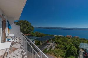 een balkon met uitzicht op het water bij Apartment in Dramalj 41384 in Klanfari +21 foto's