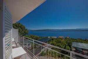 een balkon met uitzicht op het water bij Apartment in Dramalj 41384 in Klanfari