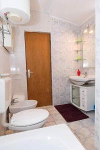 Kúpeľňa v ubytovaní Apartments in Dramalj 41212