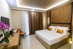 a hotel room with a bed and a desk and a bed sidx sidx sidx sidx at Kraal Hotel Vlore in Vlorë