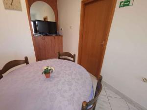Televízia a/alebo spoločenská miestnosť v ubytovaní Apartment in Crikvenica 40977