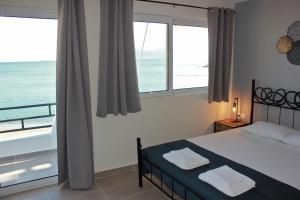 Postel nebo postele na pokoji v ubytování Budget Studio 1 - Sea view - Renovated February 2021