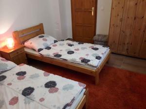 um quarto com 2 camas individuais e uma mesa de cabeceira em Holiday home in Balatonmariafürdo 40806 em Balatonmáriafürdő