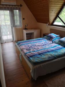 Ένα ή περισσότερα κρεβάτια σε δωμάτιο στο Apartment in Balatonszarszo 20073