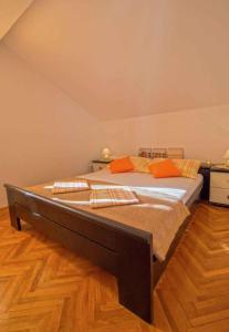 Cama grande en habitación con suelo de madera en Apartments in Novi Vinodolski 39135, en Novi Vinodolski