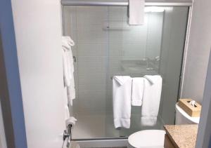 y baño con ducha y toallas blancas. en Vista Mirage Resort, en Palm Springs