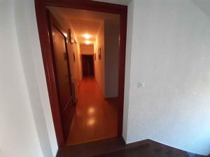 um corredor com uma porta que dá para um quarto em Studio in Funtana/Istrien 40430 em Funtana