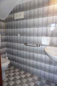 La salle de bains est pourvue d'un lavabo et de toilettes. dans l'établissement Holiday home Porto Santa Margherita 40177, à Porto Santa Margherita