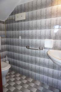 łazienka z umywalką i toaletą w obiekcie Holiday home Porto Santa Margherita 40177 w mieście Porto Santa Margherita di Caorle