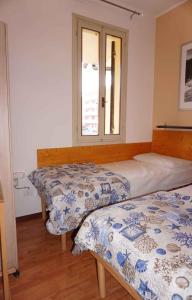 2 letti in una camera con finestra di Holiday home Porto Santa Margherita 40301 a Porto Santa Margherita di Caorle