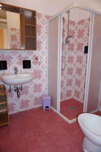 bagno con doccia e lavandino di Holiday home Porto Santa Margherita 40301 a Porto Santa Margherita di Caorle