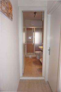 ポルト・サンタ・マルゲリータ・ディ・カオルレにあるHoliday home Porto Santa Margherita 40137の廊下(トイレ、洗面台付)