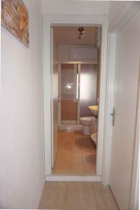 ポルト・サンタ・マルゲリータ・ディ・カオルレにあるHoliday home Porto Santa Margherita 40137の廊下(トイレ、洗面台付) +21枚の写真