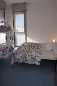 ein Schlafzimmer mit einem Bett und einem Fenster in der Unterkunft Studio in Porto Santa Margherita 40176 in Porto Santa Margherita