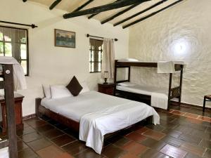 a bedroom with two bunk beds in a room at Villa Calusa in Villeta