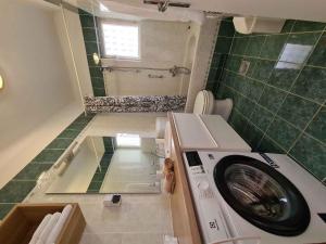 Bathroom sa Apartments in Moscenicka Draga 34827