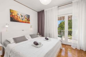 Giường trong phòng chung tại Apartments in Moscenicka Draga 34827