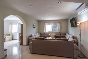 una sala de estar con sofás y una mesa en una habitación en Holiday home in Sevid 36049, en Sevid