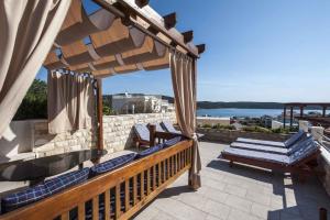 una terraza con sillas y una sombrilla en el patio en Holiday home in Sevid 36049, en Sevid