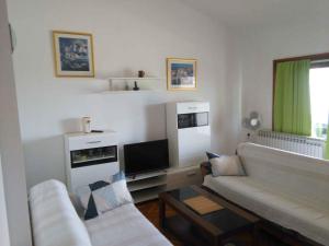 un soggiorno con divano e TV di Apartment in Zadar/Zadar Riviera 8183 a Smirić